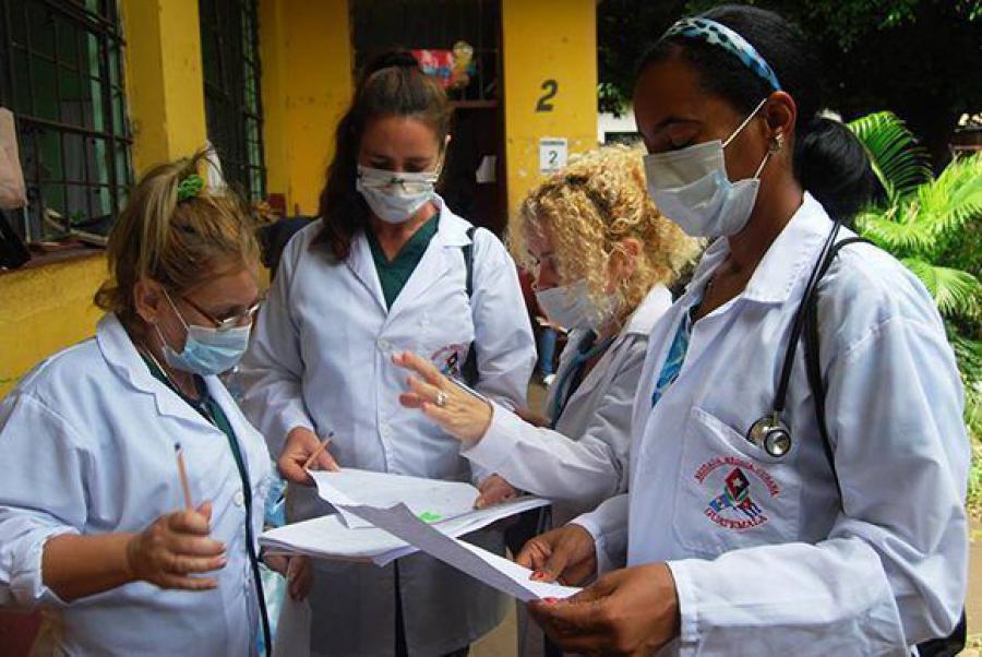 Médicos cubanos aplican ciencia para mejorar atención de salud en Guatemala