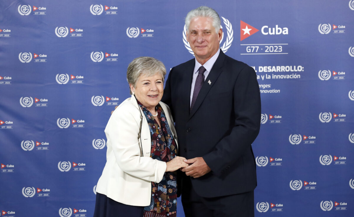LA HABANA (CUBA).- El Presidente cubano Miguel Diaz-Canel con la canciller de Mexico Alicia Barcena Foto/Ernesto Mastrascusa