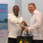 Intercambio de regalos Ministro de Turismo de Cuba, Juan Carlos García Granda, y Ministro de Turismo, Economía Creativa y Cultura de Granada, Sr. Adrian Thomas