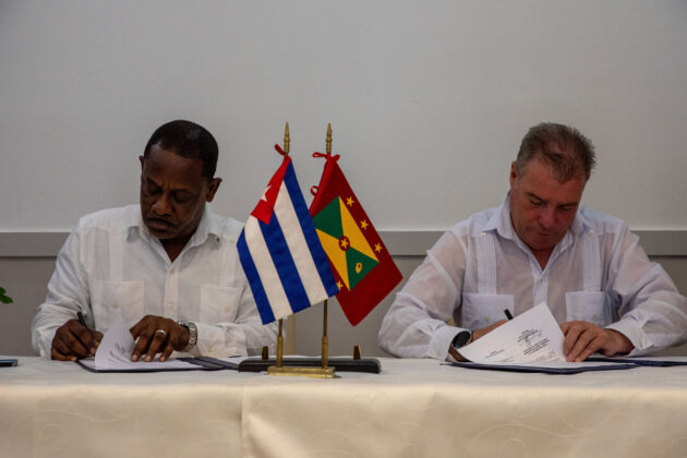 Ministro de Turismo de Cuba, Juan Carlos García Granda, y Ministro de Turismo, Economía Creativa y Cultura de Granada, Sr. Adrian Thomas