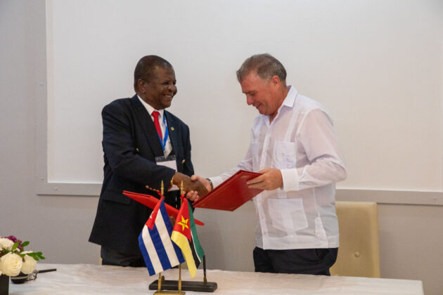 Ministro de Turismo de Cuba, Juan Carlos García Granda y por el embajador de la República de Mozambique en Cuba, Sr. Eliseu Joaquim Machava.