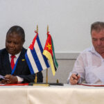 Ministro de Turismo de Cuba, Juan Carlos García Granda y por el embajador de la República de Mozambique en Cuba, Sr. Eliseu Joaquim Machava.