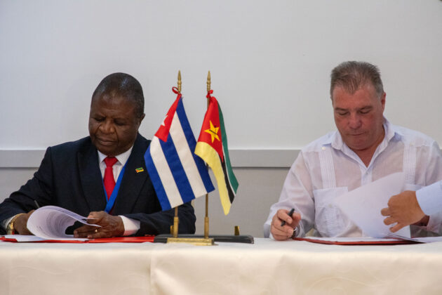 Ministro de Turismo de Cuba, Juan Carlos García Granda y por el embajador de la República de Mozambique en Cuba, Sr. Eliseu Joaquim Machava.