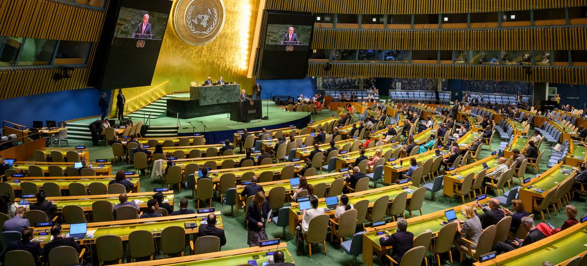 La Asamblea General adopta una resolución que respalda la solución de dos Estados
