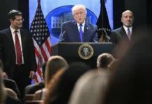 Trump aplicará aranceles globales del 10 % y dice estar «profundamente decepcionado» con la decisión de la Corte