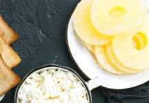 Pan tostado con queso cottage y piña