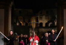 Papa León XIV protagoniza histórico Vía Crucis al cargar la cruz durante todas las estaciones en el Coliseo de Roma