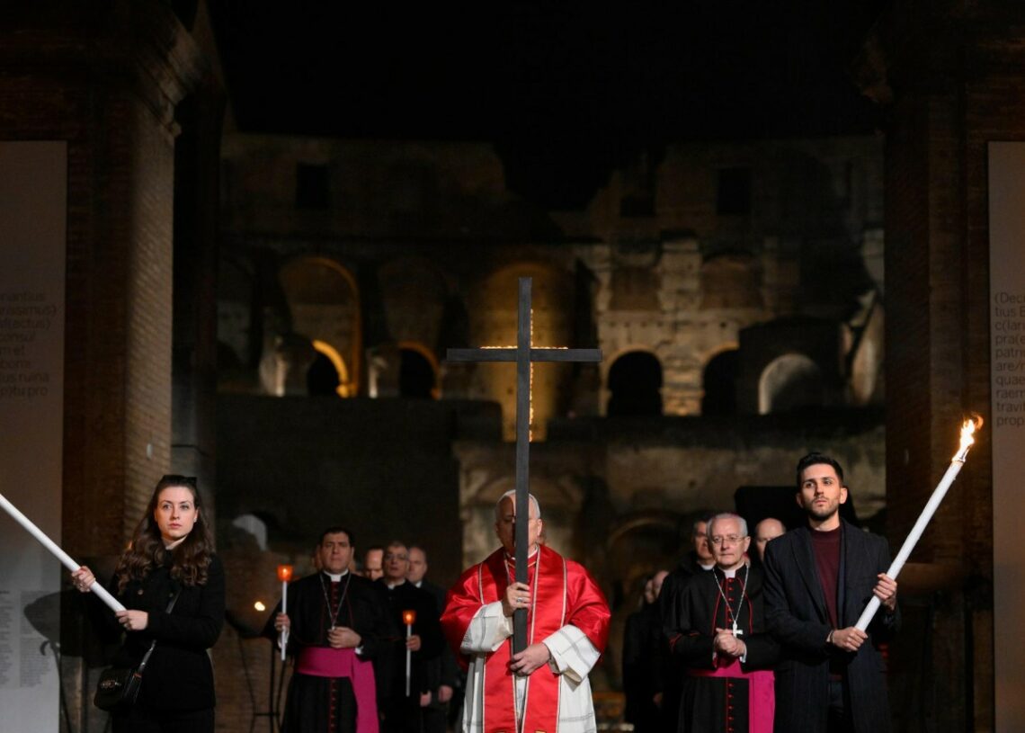 Papa Le&oacute;n XIV protagoniza hist&oacute;rico V&iacute;a Crucis al cargar la cruz durante todas las estaciones en el Coliseo de Roma